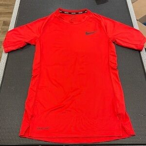 Nike Pro Women’s Tight fit Short sleeve top size small red